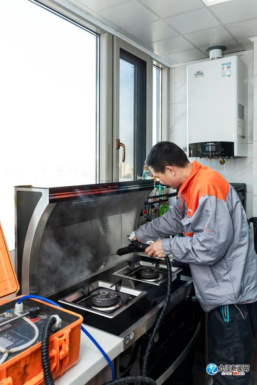 图为家政服务人员上门清洗燃具